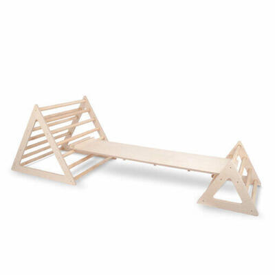 Conjunto de pirâmides com passarela de bétula