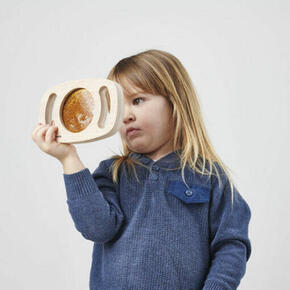 Espelho de mão com brilho dourado