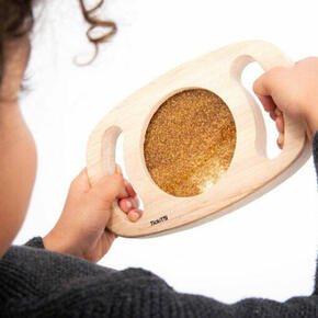 Espelho de mão com brilho dourado