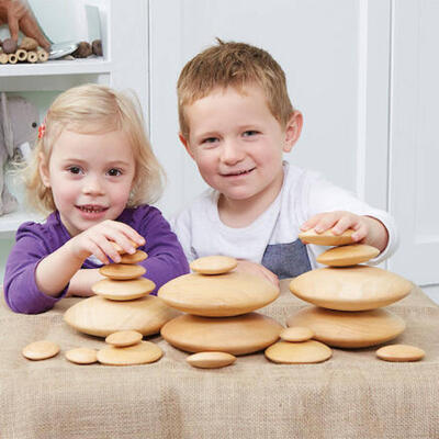 Pedras de madeira empilháveis