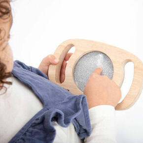 Espelho de mão com brilho prateado