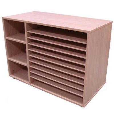 Prateleiras baixas e armário de papelão